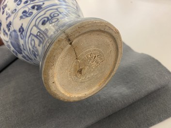 Un vase de forme 'meiping' en porcelaine de Chine en bleu et blanc, Ming